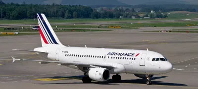 Kurzstreckenflüge in Frankreich - Air France Flugzeug auf Rollfeld | Bild: © Norbert auf Pixabay