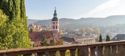 Blick über Baden-Baden mit der Stiftskirche St. Peter und Paul | Foto: Bild von Qubes Pictures, Pixabay Baden-Baden für zwei: Therme, Kultur und Wein an einem Wochenende