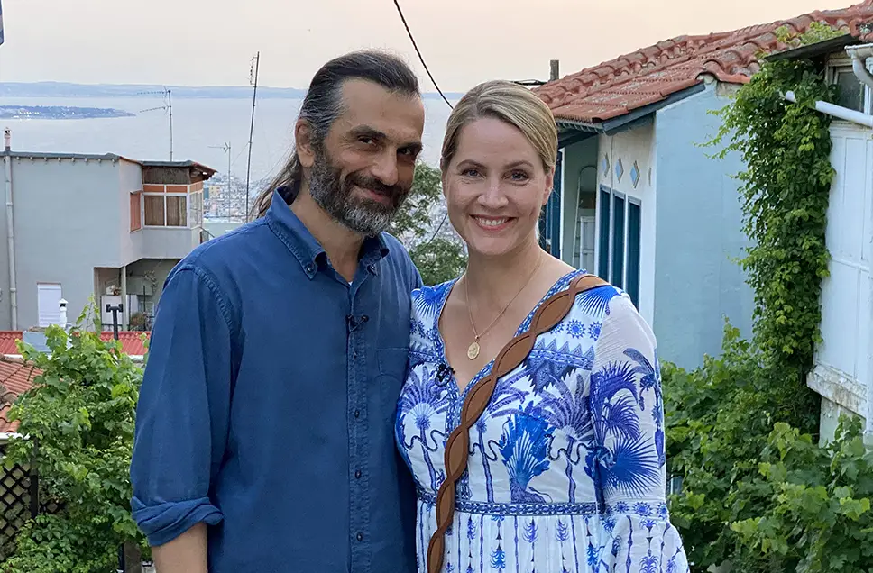 In Thessaloniki erkundet Judith Rakers (r) mit Schauspieler Hermes Hodolides ("Lindenstraße") die Seele seiner Heimatstadt. © WDR/Bavaria Entertainment/Sarina Zillingers