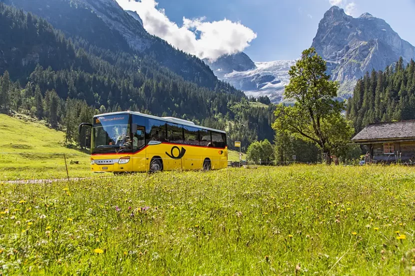 Schweiz ohne Auto - ein Postauto auf dem Weg im Reichenbachtal von der Schwarzwaldalp Richtung Meiringen. © PostAuto AG, 2014, photographer: Mike Niederhauser