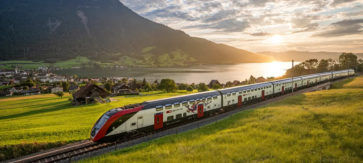 SBB Zug Dosto bei Arth am Zugersee, mit Rigi im Hintergrund | Foto: 2025 Swiss Travel System AG / Tobias Ryser Schweiz mit Bus und Bahn erkunden